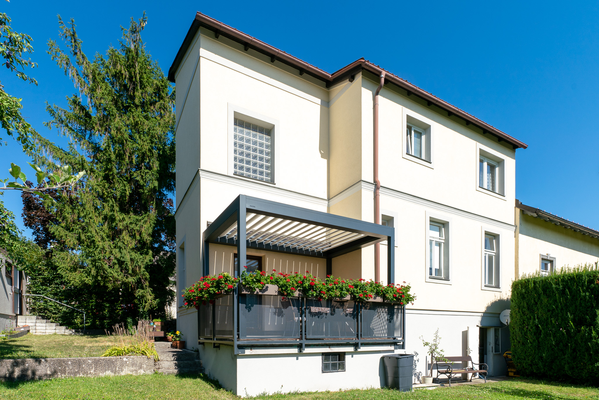 Terrassenüberdachung mit Lamellendach in anthrazit in Lilienfeld. 