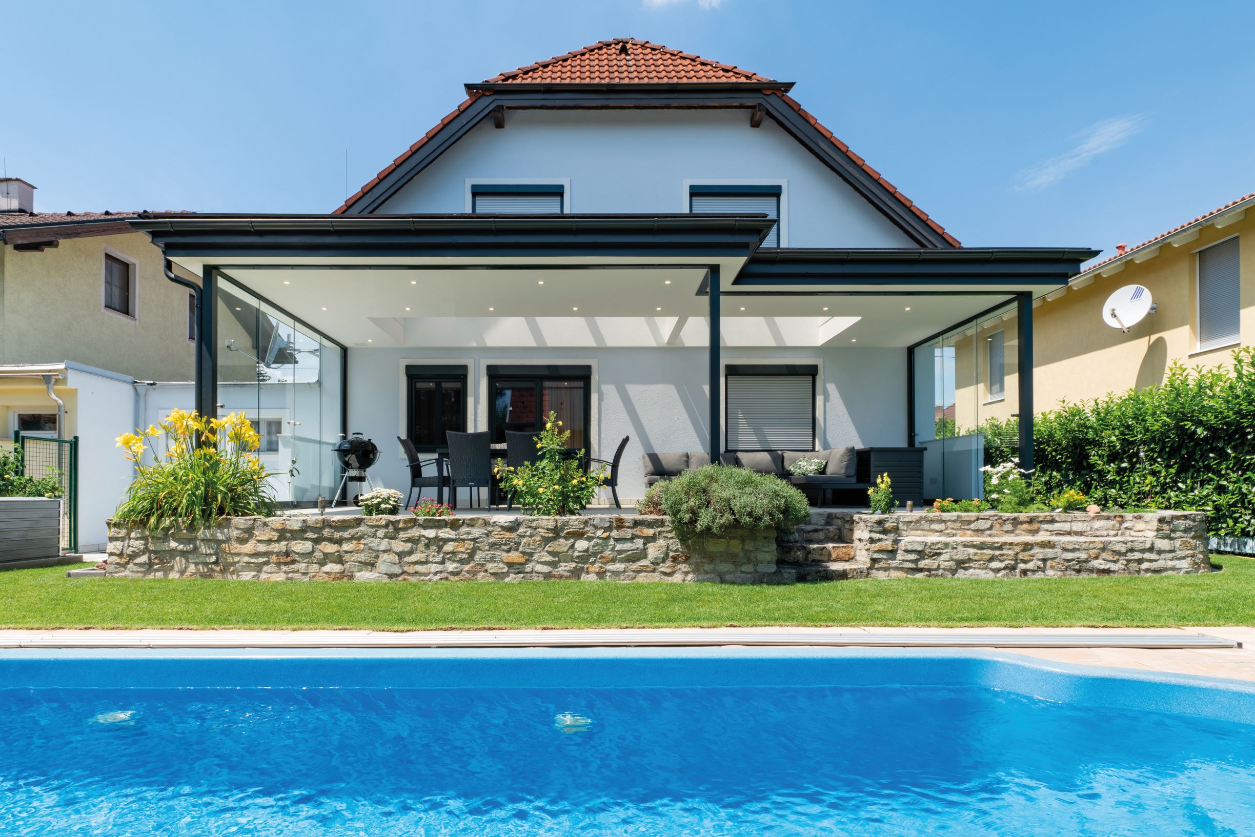 Sommergarten mit massivem Dach, Ganzglas-Schiebetüren und Glasgiebel in Wien.
