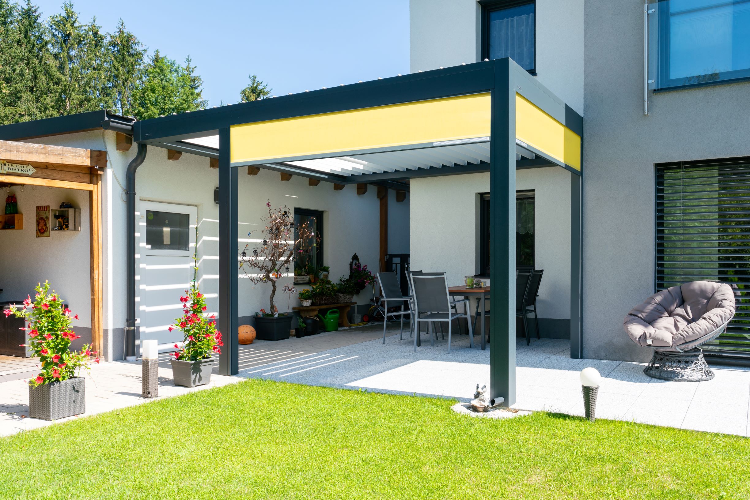 Terrassenüberdachung mit drehbaren Lamellen, Zipline und Funkmotor in Gänserndorf.