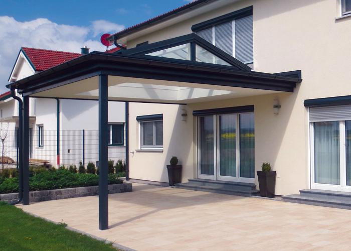 Terrassenüberdachung mit Massivdach und Glasgiebel in Hollabrunn. 