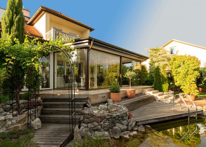 Massiv-Sommergarten aus massivem Dach, Aluminium und Ganzglasschiebetüren in Baden.