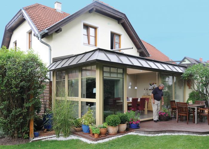 Wintergarten mit großzügigen Türen in den Garten in Mödling.