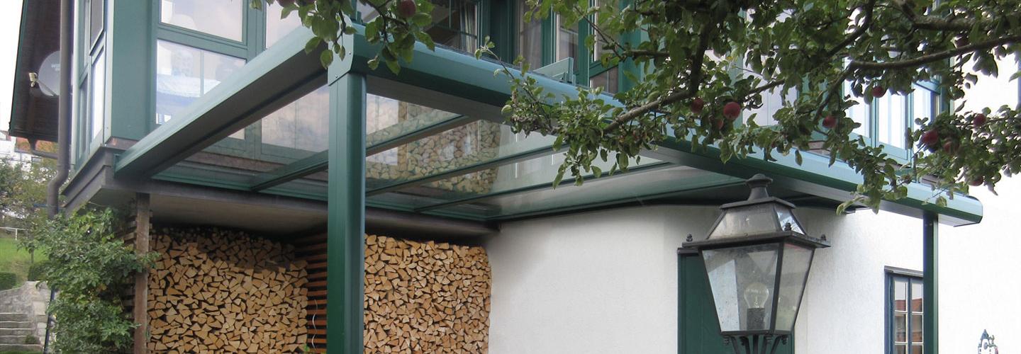 Terrassenüberdachung nach Maß geplant mit Glas und Alupaneel in St. Pölten.