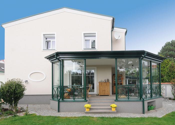 Sommergarten mit Massivdach und Glasschiebetüren für eine Terrasse in Wiener Neustadt