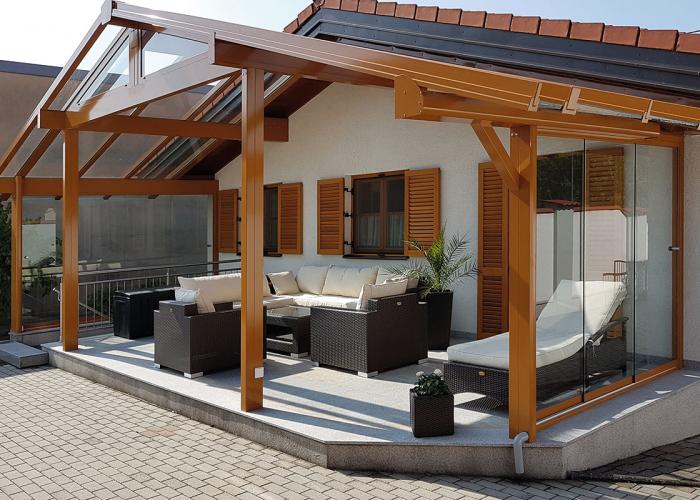Terrassenüberdachung in Lilienfeld mit Satteldach und Verglasung.