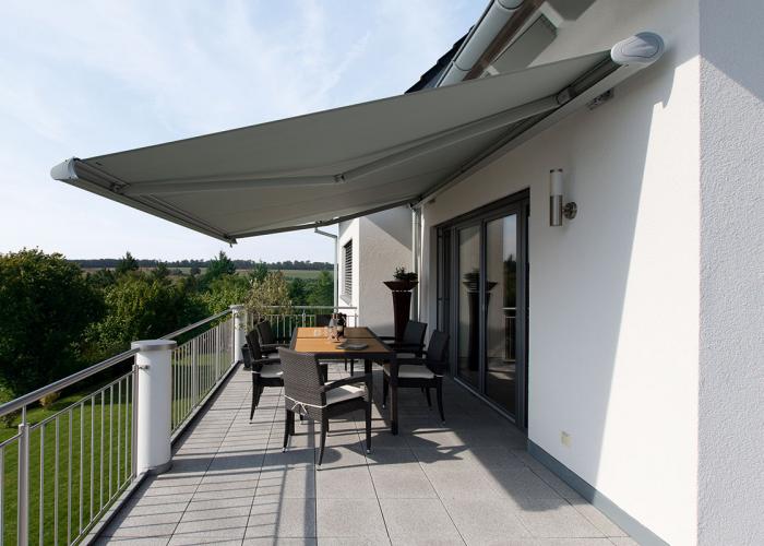 Kassettenmarkise mit Motor auf einer Terrasse.