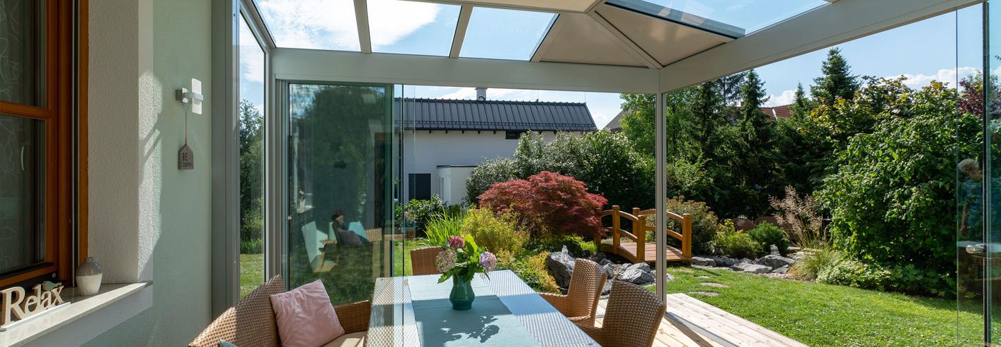 Ein Sommergarten am Hauseck angebaut mit Alupaneel.