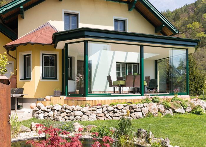 Sommergarten mit massivem Dach und Glasgiebel an Erker angebaut in Neunkirchen.
