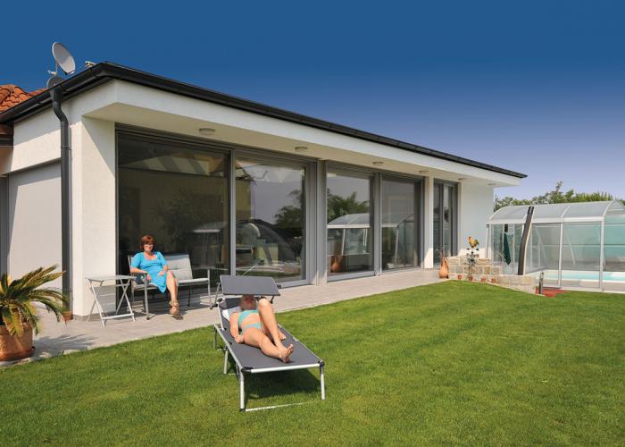 Wintergarten Modern als Wohnraum mit integrierter Küche im Burgenland.