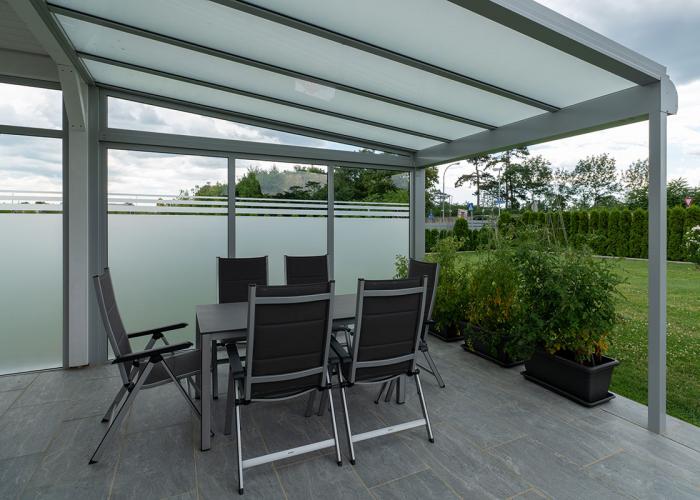 Terrassenüberdachung mit Mattglas (Milchglas) im Garten in Gänserndorf.
