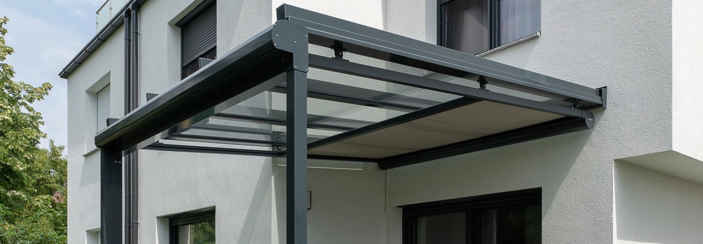 Terrassenüberdachung aus Aluminium mit Glasdach für Terrasse eines Einfamilienhauses in Baden.