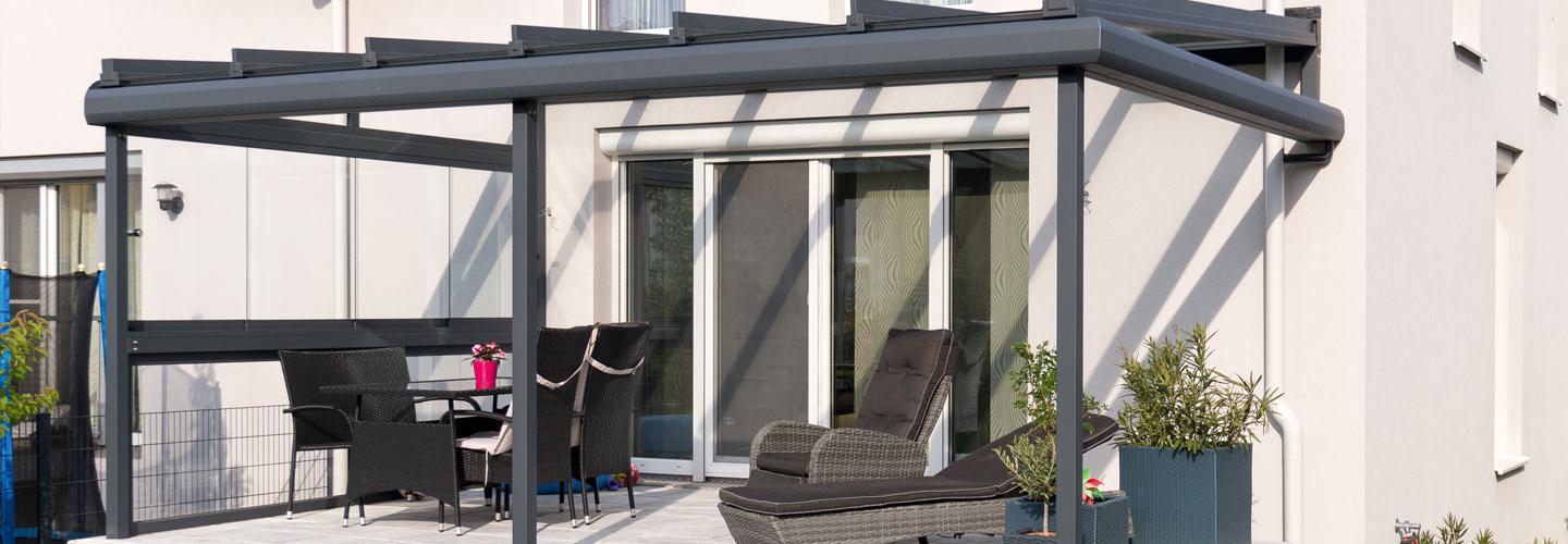 Terrassenüberdachung anthrazit mit Glasdach und Fixverglasungen in Mattersburg.