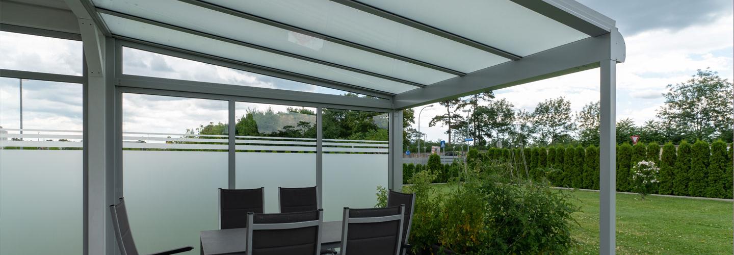 Glasdach mit matten Scheiben für eine Terrasse in Wien.