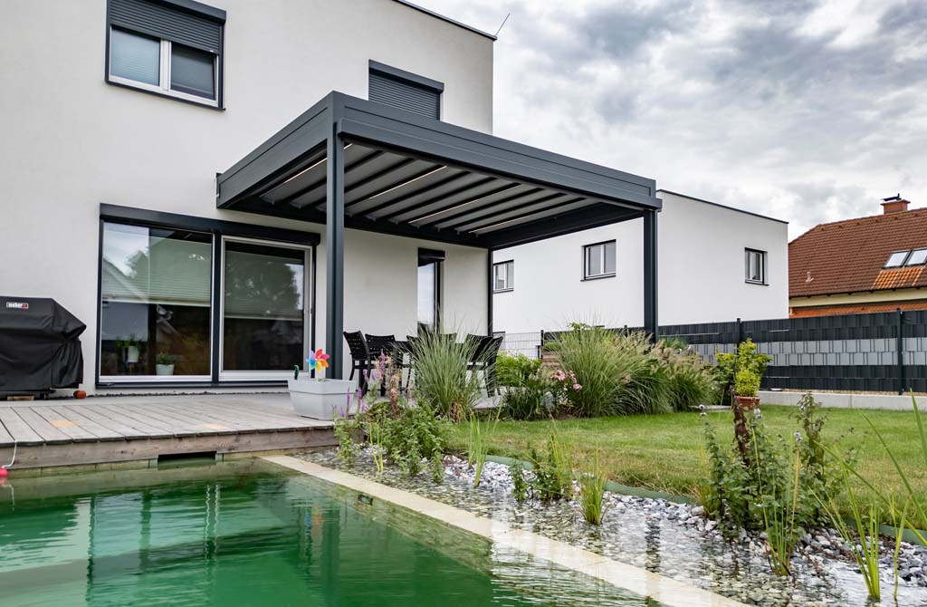 Überdachung aus Aluminium mit Faltmarkise in Neunkirchen.