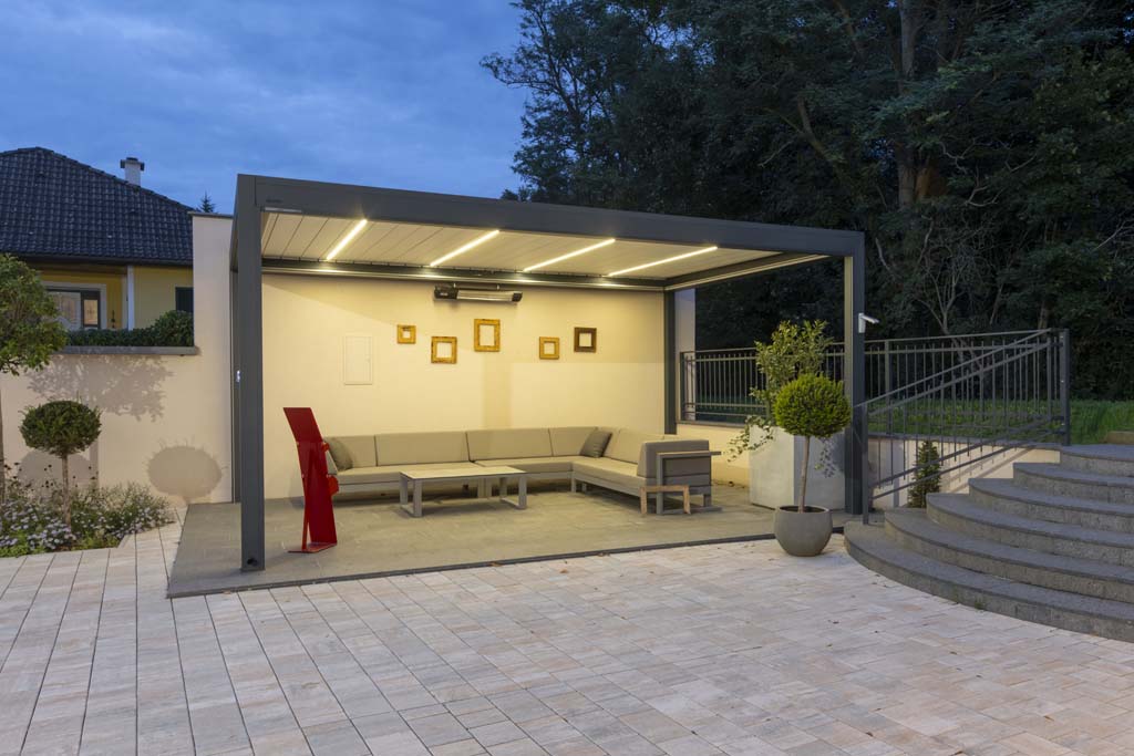 Lamellendach anthrazit mit LED-Beleuchtung. Besuchen Sie unsere Ausstellung in Lanzenkirchen bei Wiener Neustadt.