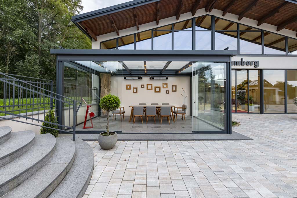 Ein Sommergarten kann auch modular gebaut werden. Eine Terrassenüberdachung kann auch später Wandelemente bekommen.