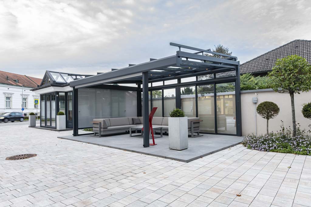Terrassenüberdachung mit Glasschiebetüren und Beschattungen in unserer Ausstellung in Lanzenkirchen bei Wiener Neustadt.