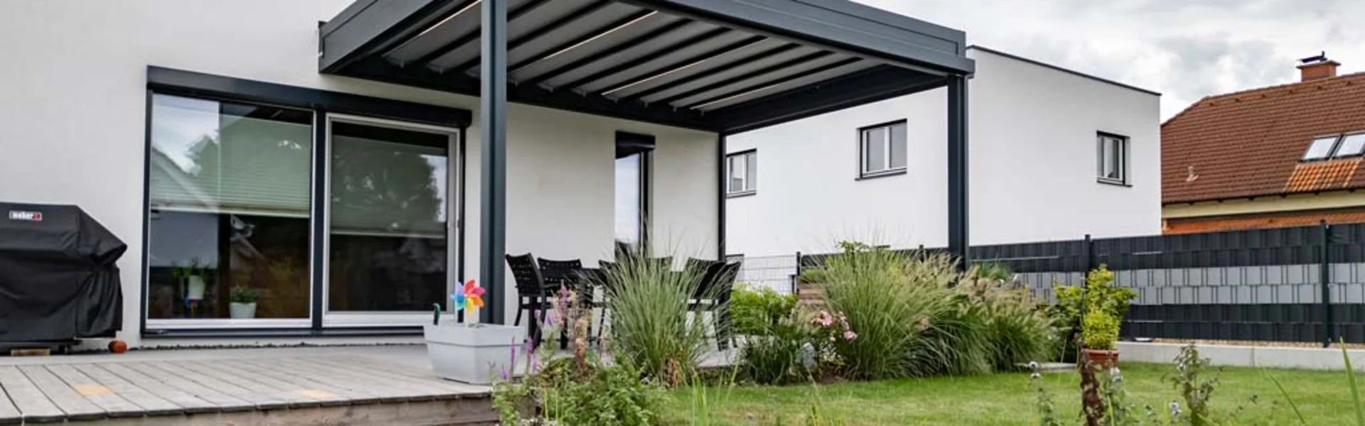 Überdachung aus Aluminium mit Faltmarkise in Neunkirchen.