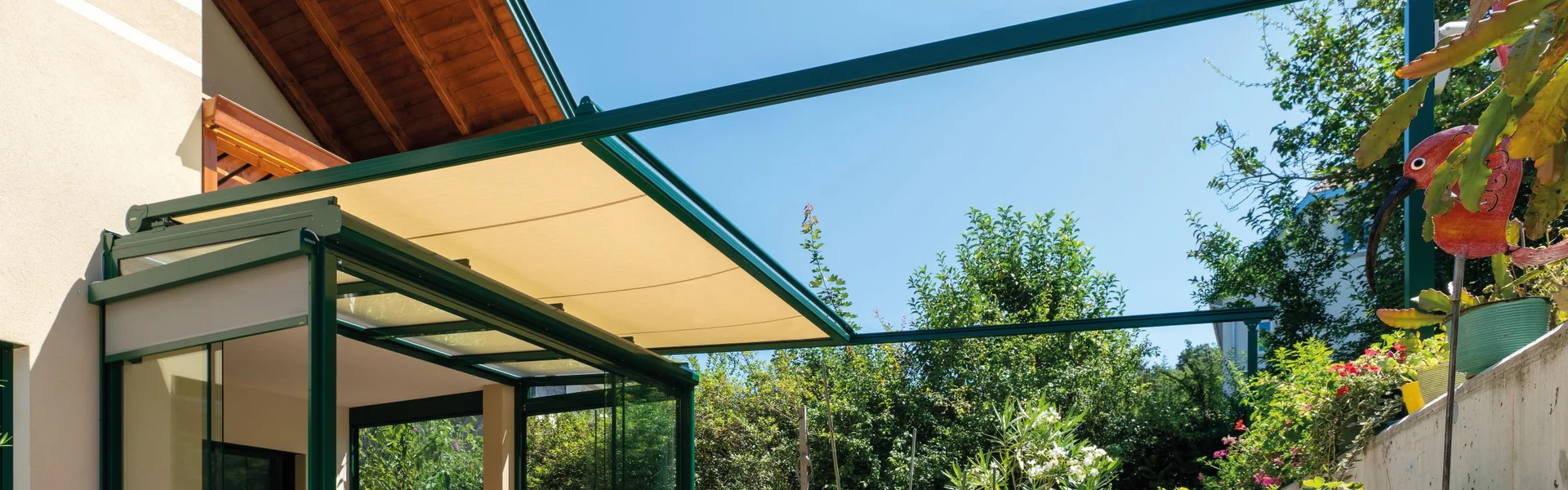 Sommergarten mit Pergolamarkise in moosgrün.