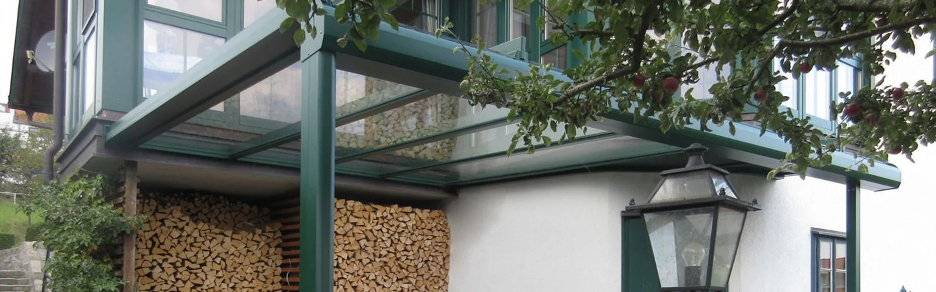 Terrassenüberdachung nach Maß geplant mit Glas und Alupaneel in St. Pölten.