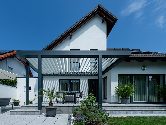 Terrassenüberdachung mit Lamellen in Wien.