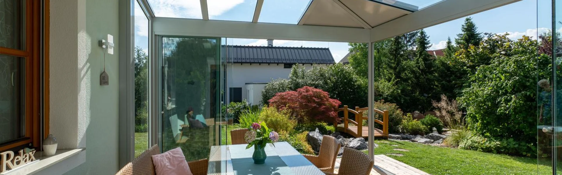 Ein Sommergarten am Hauseck angebaut mit Alupaneel.