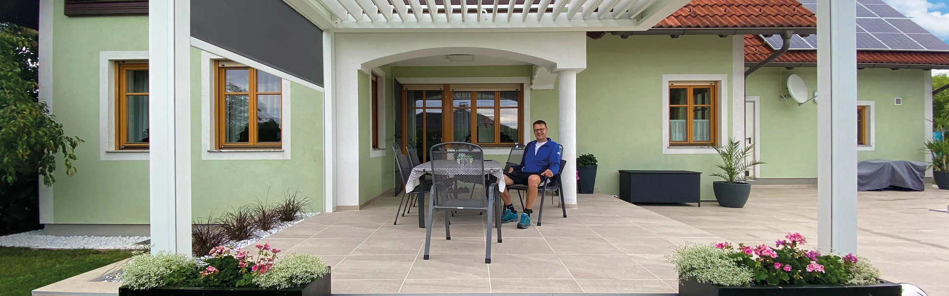 Terrassenüberdachung aus Aluminium mit Lamellen bei einem Einfamilienhaus in Hollabrunn. 