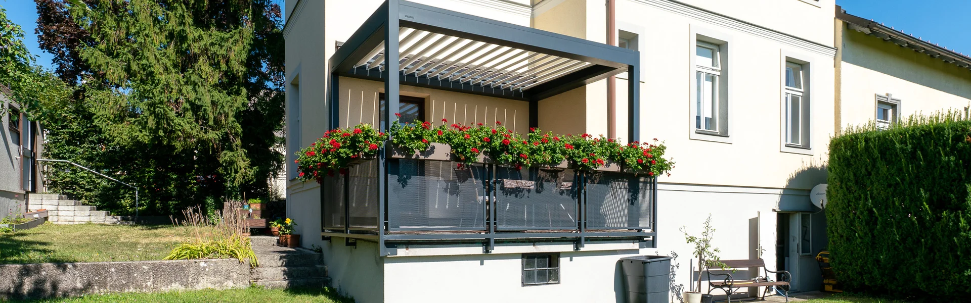 Terrassenüberdachung mit Lamellendach in anthrazit in Lilienfeld. 
