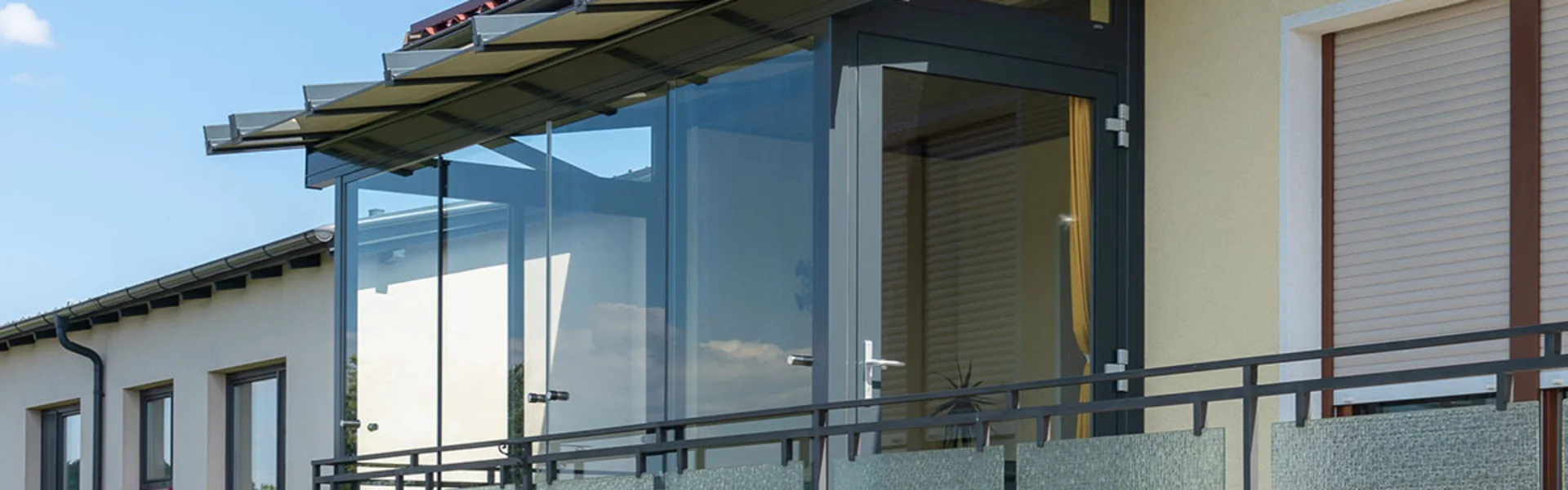 Großflächige Glasschiebetüren für eine großzügige Aussicht.