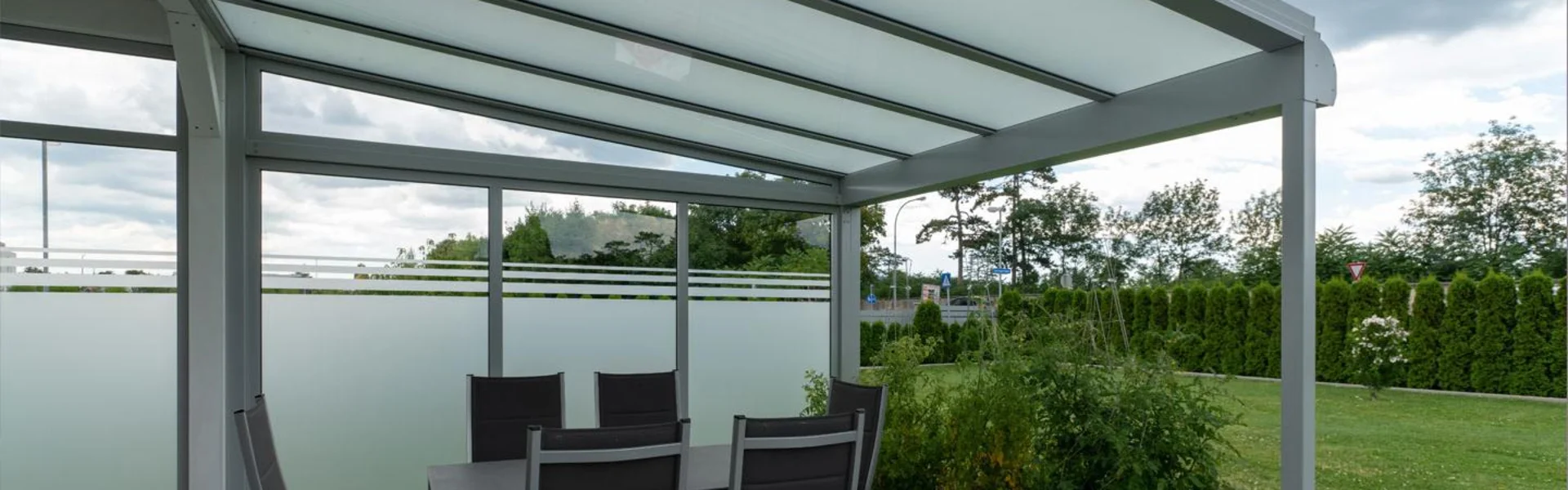 Glasdach mit matten Scheiben für eine Terrasse in Wien.
