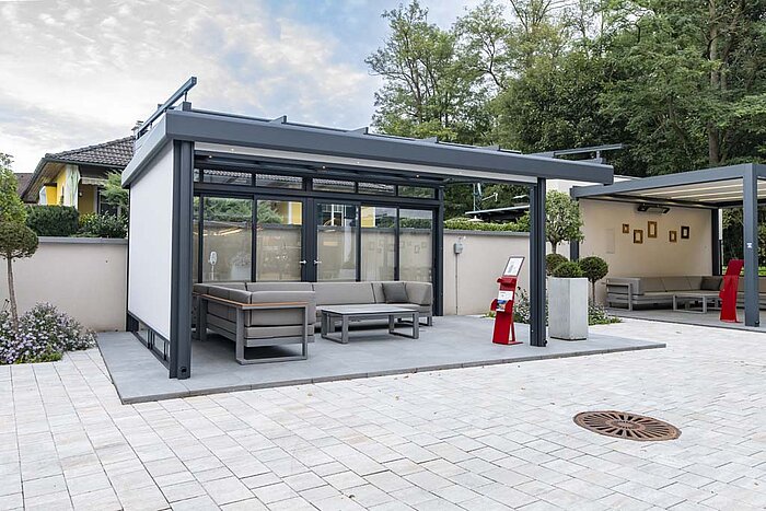 Terrassenüberdachung mit Glas, Dachbeschattung und Ziplines, optional mit Schiebetüren.