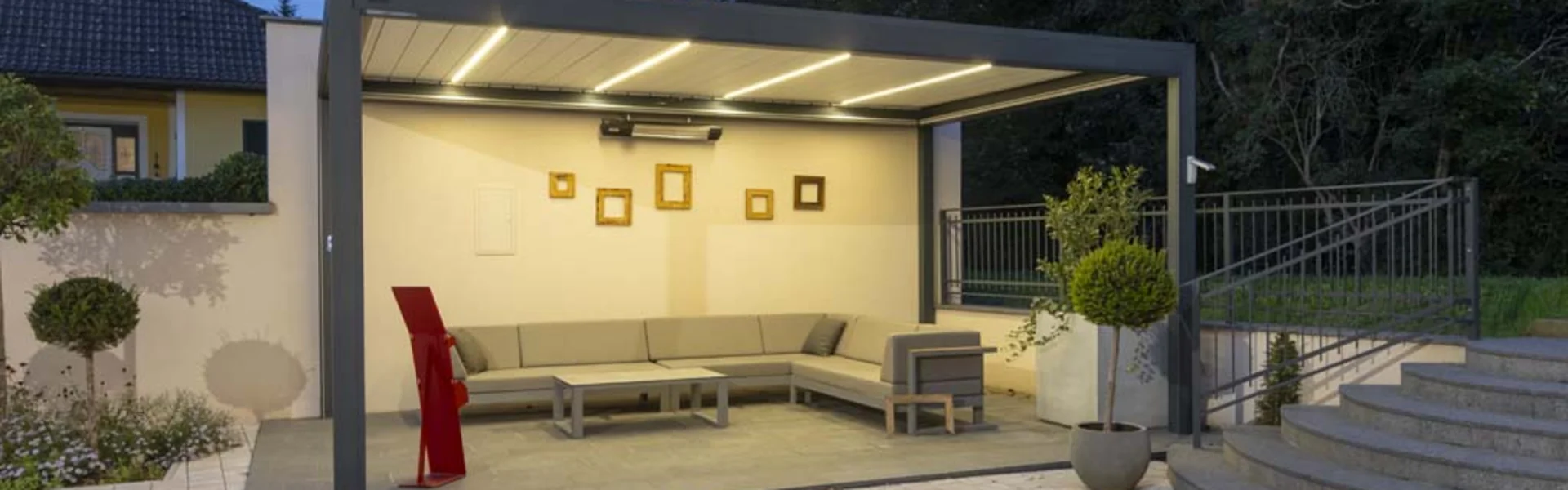 Lamellendach anthrazit mit LED-Beleuchtung. Besuchen Sie unsere Ausstellung in Lanzenkirchen bei Wiener Neustadt.