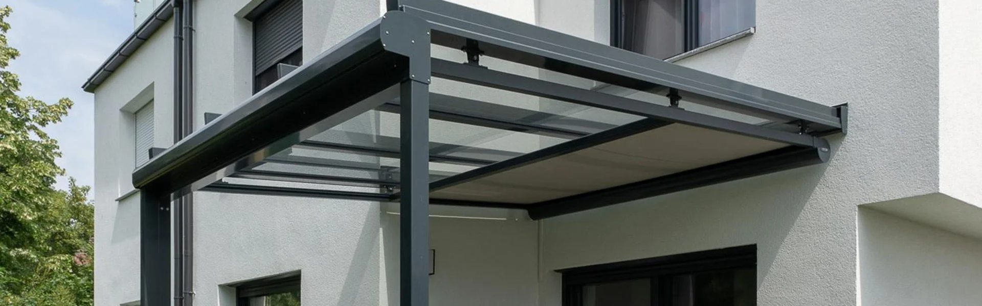 Terrassenüberdachung aus Aluminium mit Glasdach für Terrasse eines Einfamilienhauses in Baden.