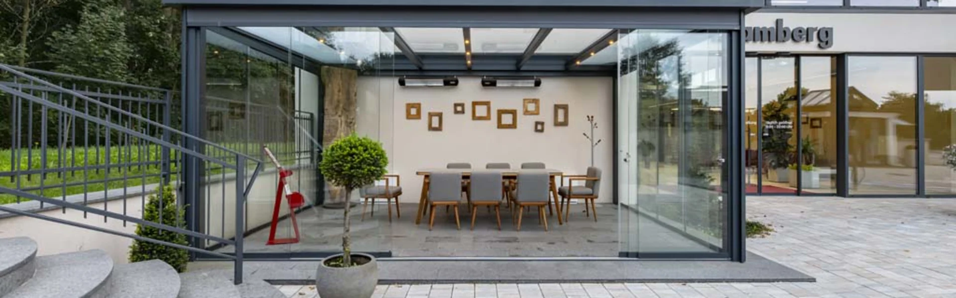 Ein Sommergarten kann auch modular gebaut werden. Eine Terrassenüberdachung kann auch später Wandelemente bekommen.