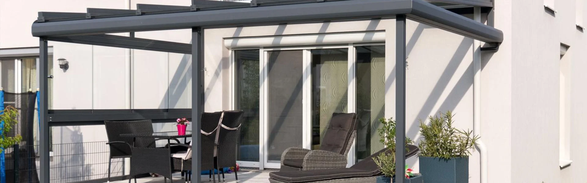 Terrassenüberdachung anthrazit mit Glasdach und Fixverglasungen in Mattersburg.